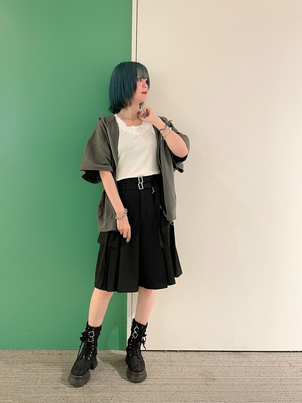 「axes femme、AXES-X、オトナカジュアル、おでかけコーデ、シンプルスタイル、キレイめカジュアル、初夏コーデ、大人ファッション、30代コーデ、30代ファッション、30代ママ、ハーフパンツ、アクセサリー重ね付け、高身長、高身長コーデ」|「axes femmeのツイストチェーンネックレス(ネックレス、シルバー系)」を使った、sach1さん(レディース・166cm)の春コーディネートの5枚目の写真