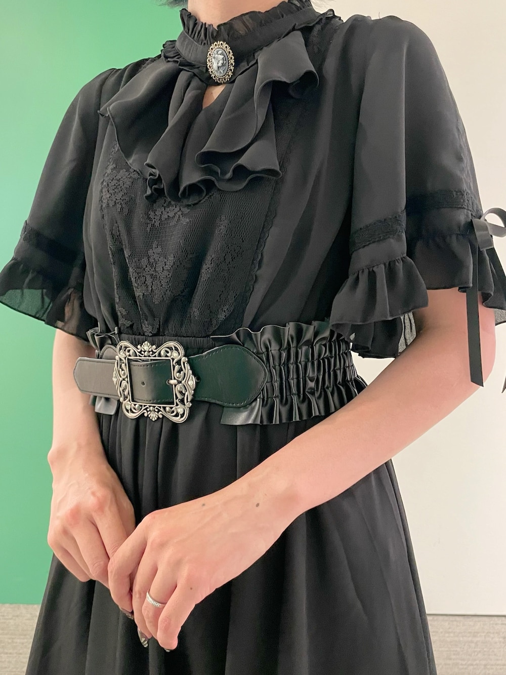 「axes femme、大人可愛い、夏コーデ、高身長女子、ワントーンコーデ、30代コーデ、オールブラック、ブラックコーデ、ブラックワンピース、黒コーデ、30代ファッション、30代ママ」｜「axes femmeのカメオ付フレア袖ワンピース（ワンピース、ブラック系）」を使った、sach1さん（レディース・166cm）の春コーディネートの6枚目の写真
