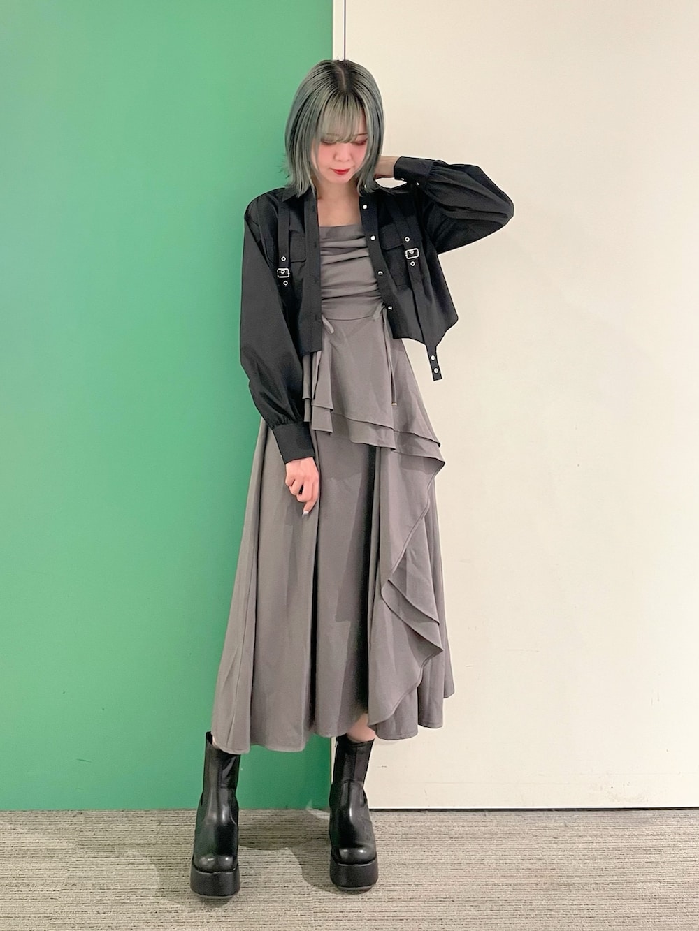 「axes femme、おでかけコーデ、春、シャツコーデ、モノトーン、モノトーンコーデ、モノトーンスタイル、ハトメシャツ、30代コーデ、30代ファッション、30代ママ」｜「axes femmeのハトメ使いショートシャツ（シャツ/ブラウス、ブラック系）」を使った、sach1さん（骨格ナチュラル・レディース・166cm）の春コーディネートの3枚目の写真