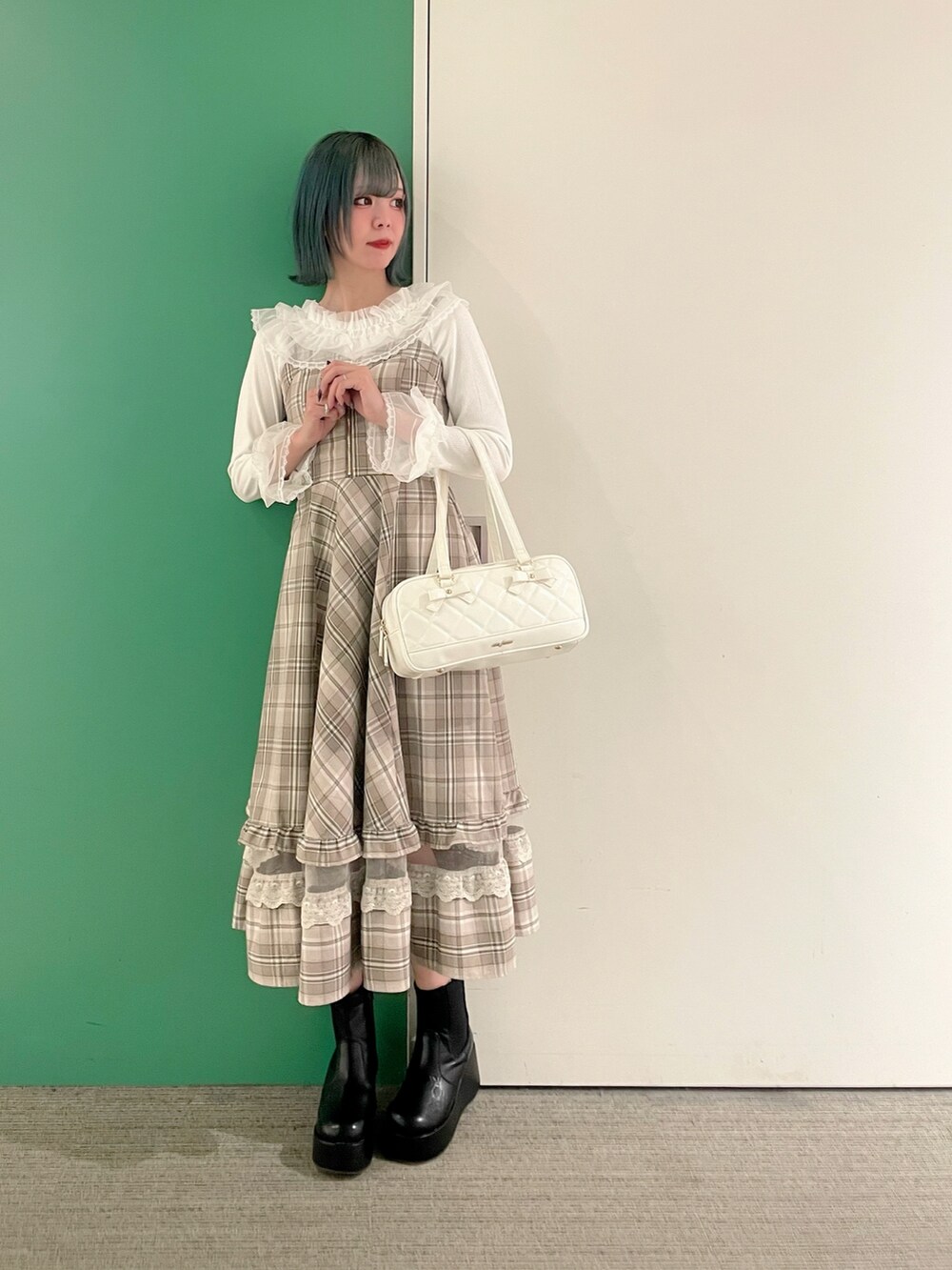 「春、休日スタイル、お出かけコーデ、大人可愛い、ママファッション、30代コーデ、チェック、チェックコーデ」｜「axes femmeのチュールフリルリブプルオーバー（Tシャツ/カットソー、ホワイト系）」を使った、sach1さん（骨格ナチュラル・レディース・166cm）の春コーディネートの3枚目の写真