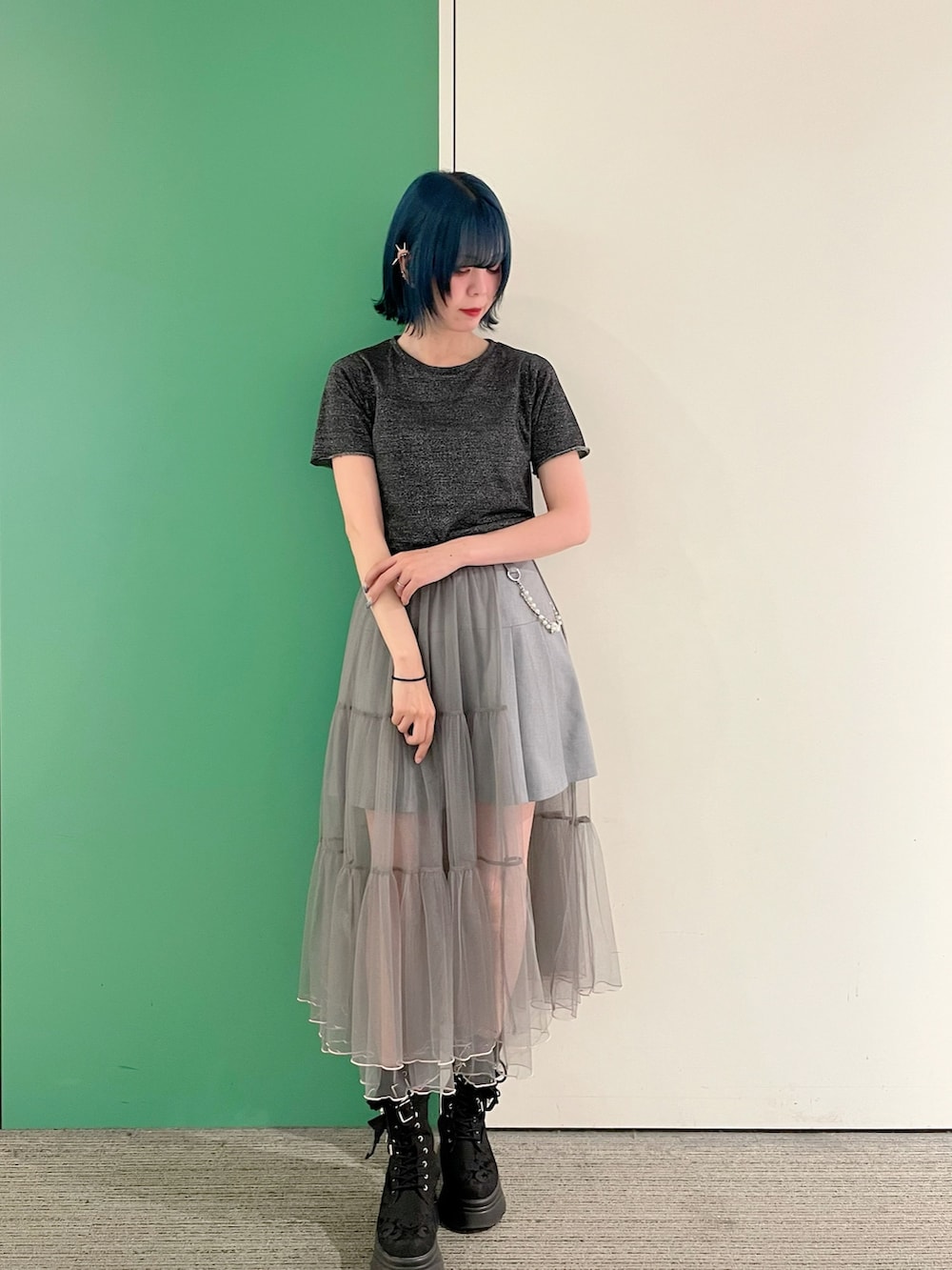 「大人カジュアル、ショートパンツ、レイヤードスタイル、axes femme、キレイめカジュアル、オトナカワイイ、Tシャツコーデ、30代コーデ、30代ファッション、30代ママ、チュールスカート」｜「axes femmeのグリッターＴシャツ（Tシャツ/カットソー、ブラック系）」を使った、sach1さん（骨格ナチュラル・レディース・166cm）の春コーディネートの2枚目の写真