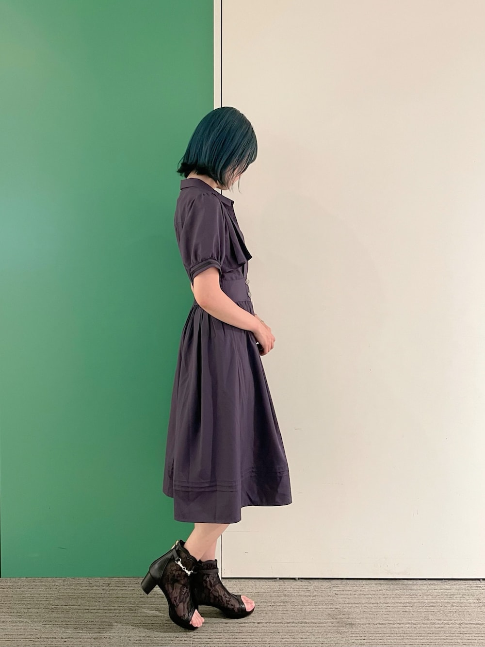 「axes femme、きれいめコーデ、オトナ女子、ワンピースコーデ、ワンピース、ワントーンコーデ、30代コーデ、30代ママ、パープルコーデ、初夏コーデ、初夏のお出掛けコーデ」｜「axes femmeのカップ付きストラップタンク（タンクトップ、ブラック系）」を使った、sach1さん（レディース・166cm）の春コーディネートの4枚目の写真
