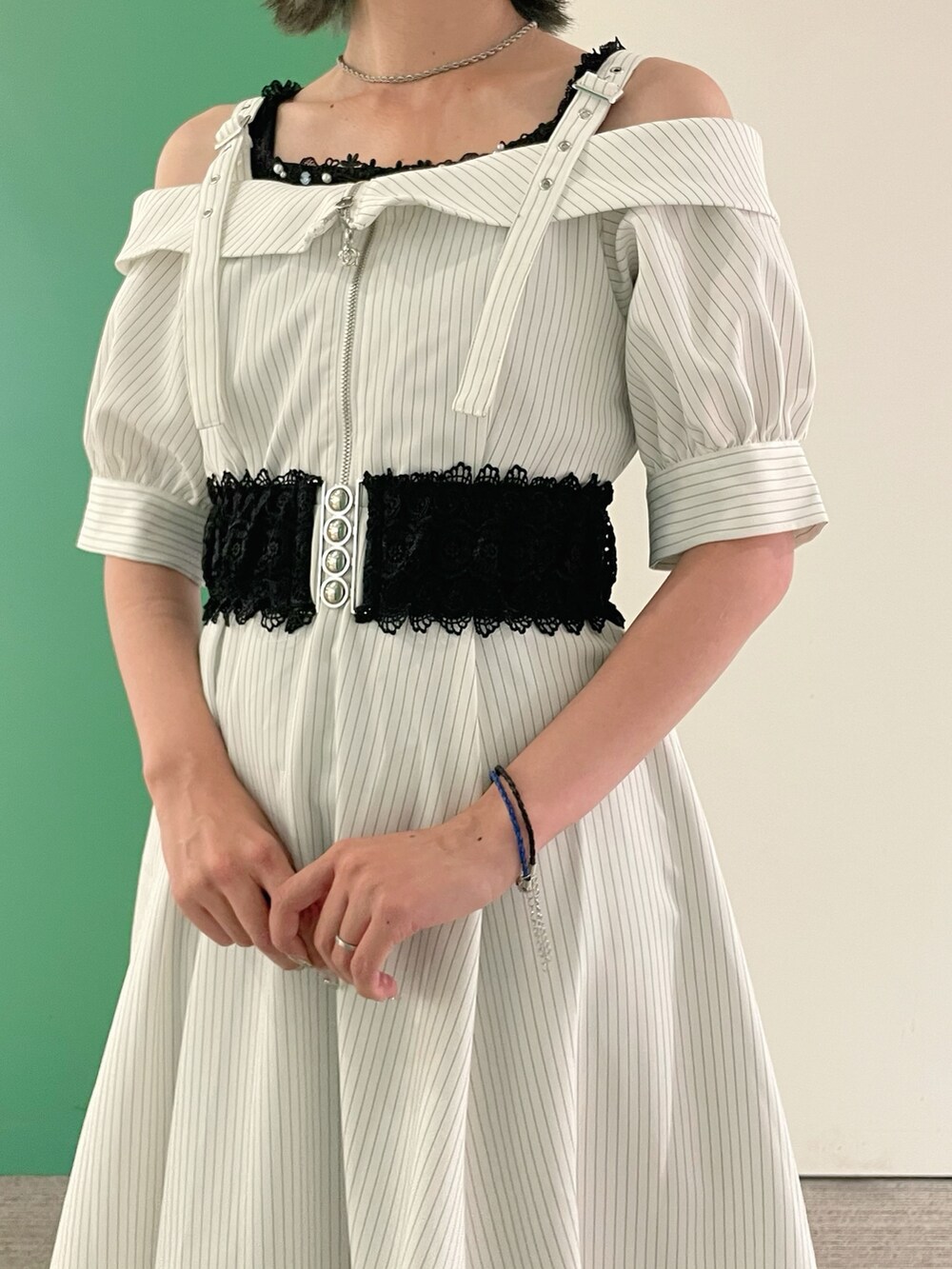 「axes femme、AXES-X、お出かけコーデ、夏、休日スタイル、大人ファッション、ストライプワンピース、ストライプ、30代コーデ、30代ファッション、30代後半」｜「axes femmeのオフショル風ストライプワンピース（ワンピース、ホワイト系）」を使った、sach1さん（レディース・166cm）の夏コーディネートの5枚目の写真