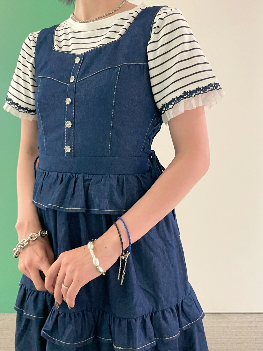 「サンダル、デニム、きれいめカジュアル、axes femme、オトナカジュアル、大人カジュアルコーデ、オトナカワイイ、夏、デニムコーデ、厚底サンダル、高身長女子、Tシャツコーデ、ボーダートップス、ボーダーTシャツ、30代ママ」｜「axes femmeのフリルデザインジャンスカ（ジャンパースカート、ブルー系）」を使った、sach1さん（レディース・166cm）の春コーディネートの4枚目の写真