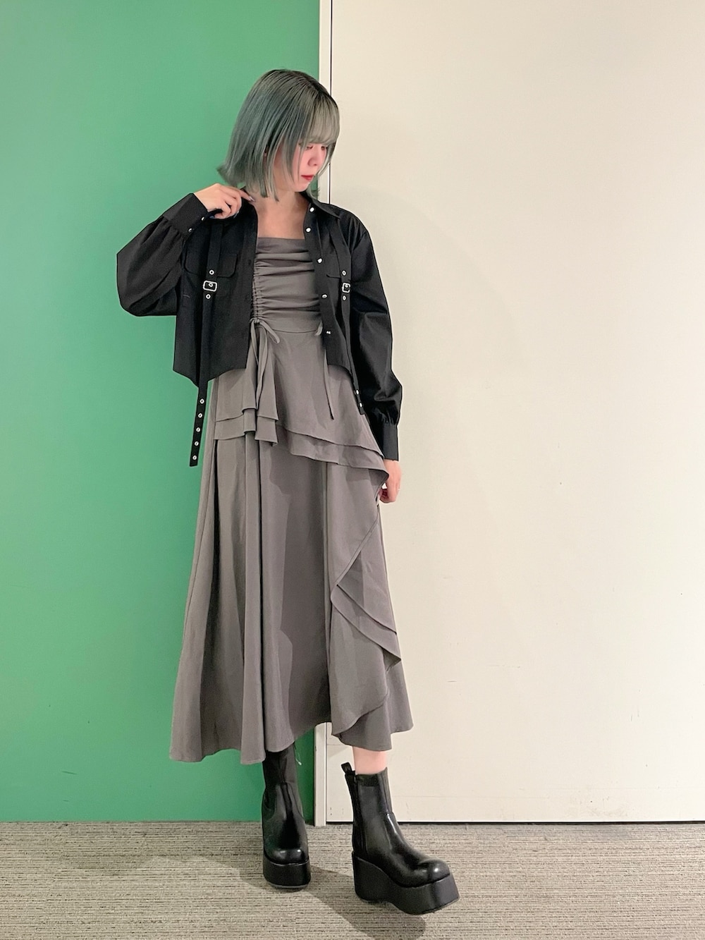 「axes femme、おでかけコーデ、春、シャツコーデ、モノトーン、モノトーンコーデ、モノトーンスタイル、ハトメシャツ、30代コーデ、30代ファッション、30代ママ」｜「axes femmeのハトメ使いショートシャツ（シャツ/ブラウス、ブラック系）」を使った、sach1さん（骨格ナチュラル・レディース・166cm）の春コーディネートの5枚目の写真