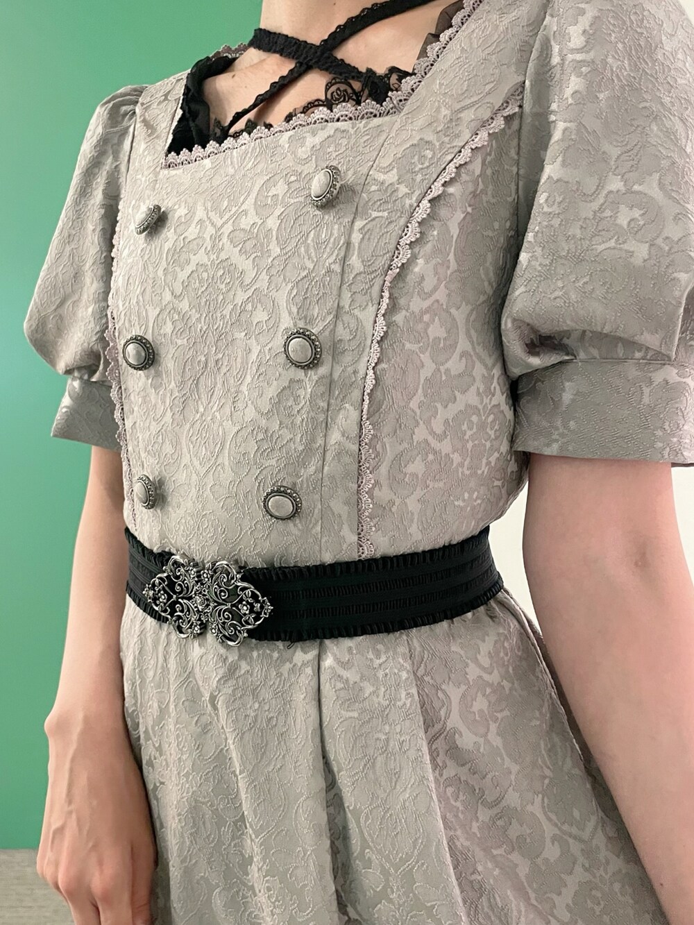 「axes femme、夏コーデ、大人可愛い、高身長女子、30代コーデ、ワンピース、ワントーンコーデ、30代ファッション、30代ママ、カップ付きインナー、カップ付きタンクトップ、デコルテ見せ、パンプスコーデ」｜「axes femmeのカップ付きストラップタンク（タンクトップ、ホワイト系）」を使った、sach1さん（レディース・166cm）の春コーディネートの4枚目の写真