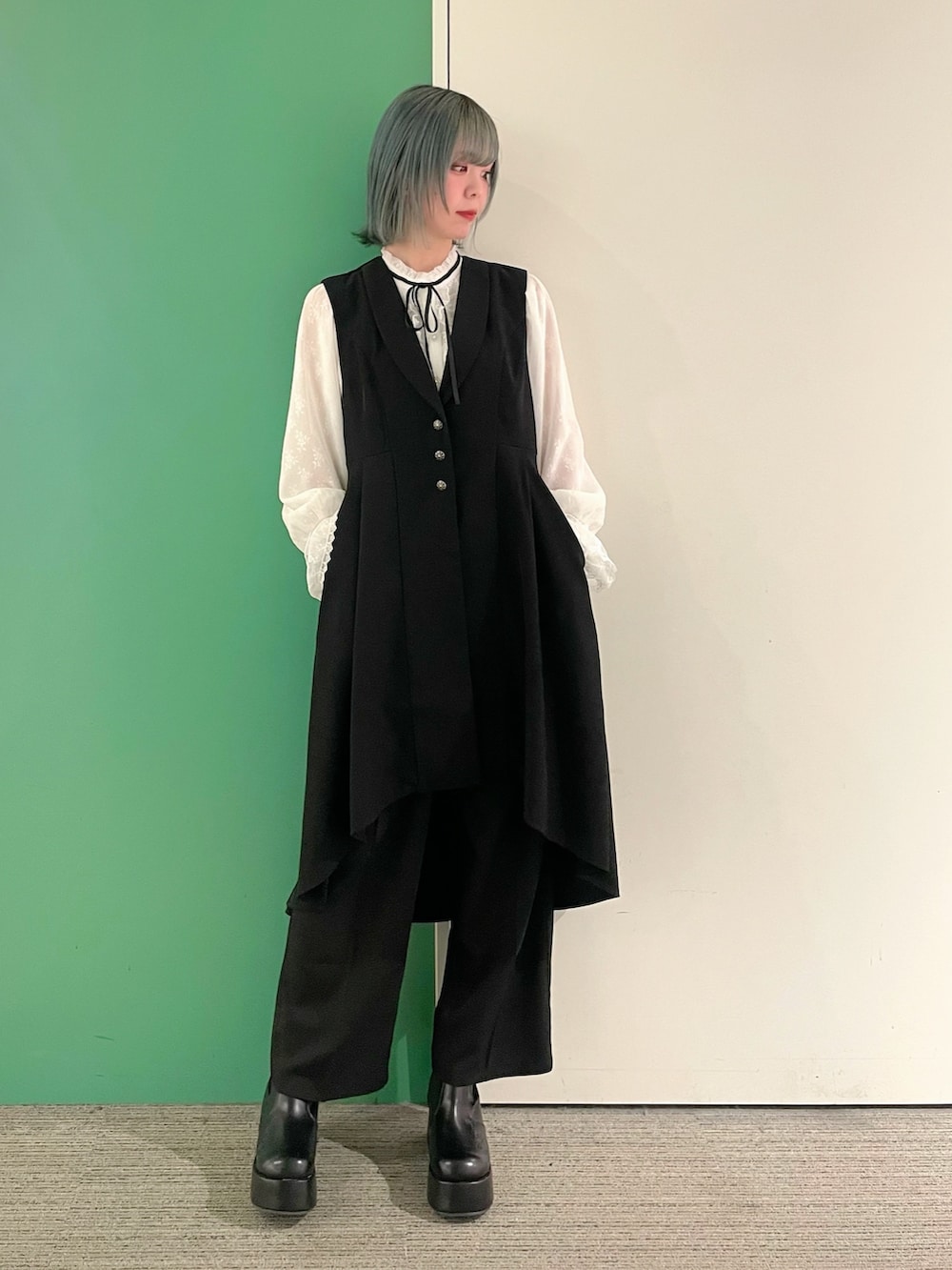 「春コーデ、axes femme、パンツコーデ、モノトーンコーデ、ゆるコーデ、お出かけコーデ、オトナ女子、30代コーデ、マニッシュ、マニッシュスタイル、マニッシュコーデ、30代ファッション、30代ママ、ジレ、ジレスタイル」|「axes femmeのレース×シフォンフリルブラウス(シャツ/ブラウス、ホワイト系)」を使った、sach1さん(骨格ナチュラル・レディース・166cm)の春コーディネートの2枚目の写真