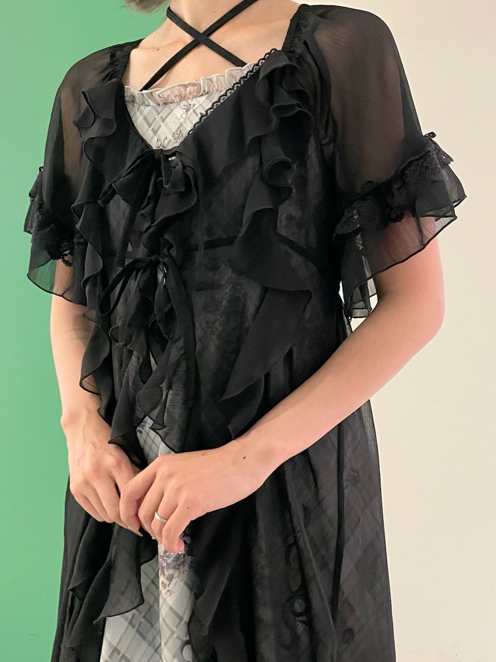 「ワンピース、axes femme、お出かけコーデ、オトナ女子、夏、休日スタイル、大人可愛い、ロングワンピース、30代コーデ、30代ファッション、30代後半、ロングカーディガン」｜「axes femmeのラッフルフリルガウン（カーディガン/ボレロ、ブラック系）」を使った、sach1さん（レディース・166cm）の夏コーディネートの4枚目の写真