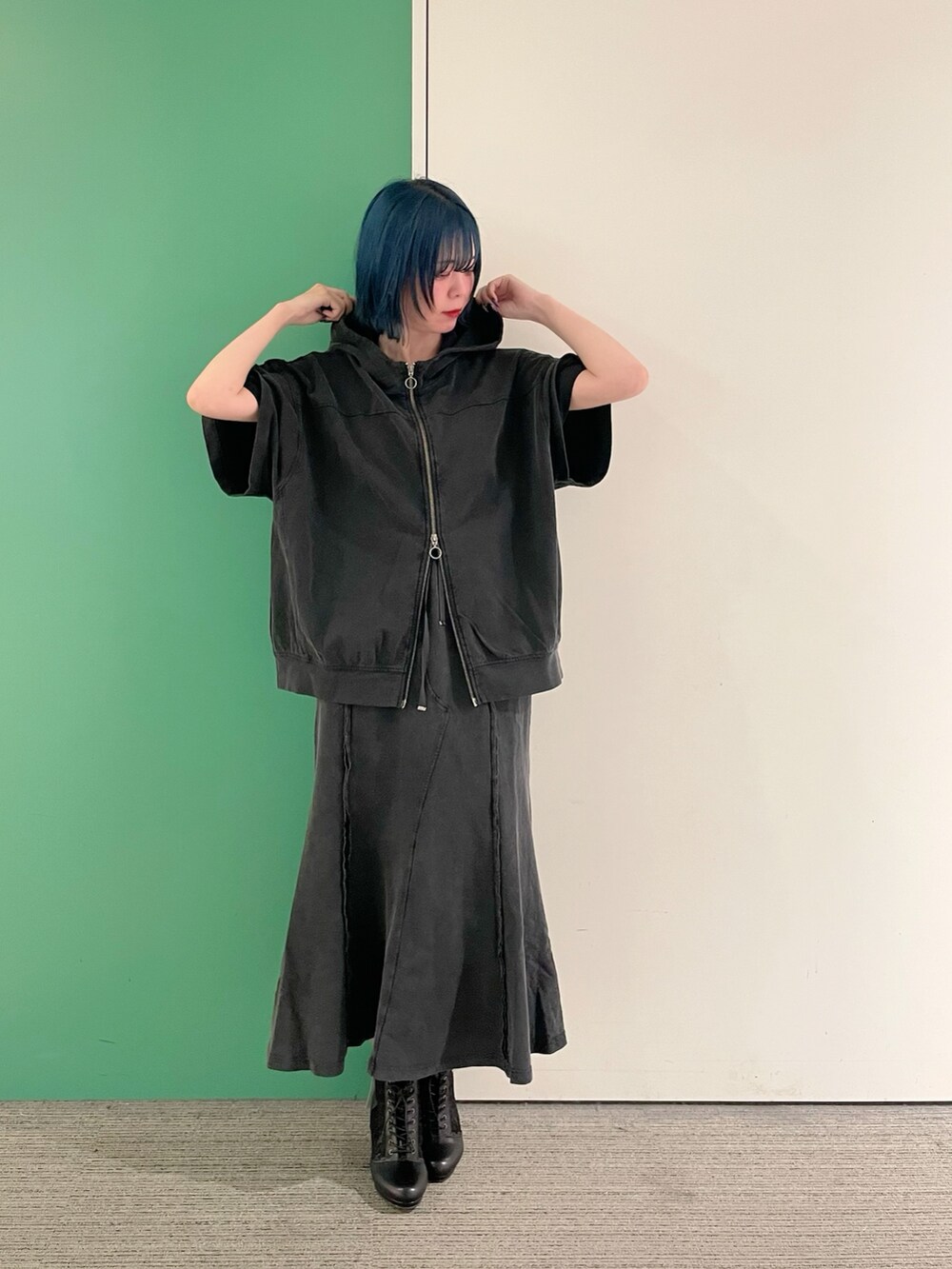 「セットアップ、axes femme、夏コーデ、ゆるシルエット、大人可愛い、高身長女子、楽チンコーデ、カジュアルスタイル、30代コーデ、30代ファッション、30代ママ、スウェット、スウェットコーデ」｜「axes femmeのチュールレースアップブーツ（ブーツ、ブラック系）」を使った、sach1さん（レディース・166cm）の春コーディネートの2枚目の写真