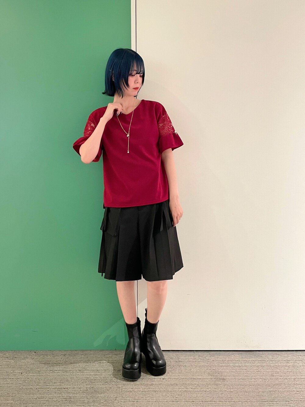 「大人カジュアル、お出かけコーデ、アウトドアスタイル、プチプラ、シンプルコーデ、休日スタイル、ショートパンツ、axes femme、きれいめカジュアル、30代コーデ、30代ファッション、30代ママ」｜「axes femmeの袖レース切替カットプルオーバー（Tシャツ/カットソー、レッド系）」を使った、sach1さん（骨格ナチュラル・レディース・166cm）の春コーディネートの4枚目の写真