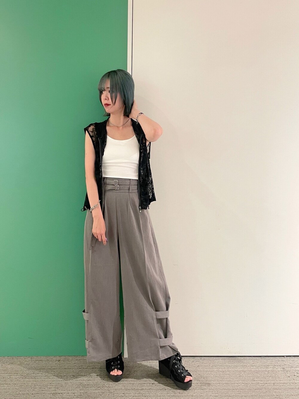 「モノトーン、ワイドパンツ、サンダル、axes femme、axes femme POETIQUE、AXES-X、きれいめコーデ、レイヤードスタイル、キャミソール、30代コーデ、30代ママ、サルエルパンツ」｜「axes femmeのツイストチェーンネックレス（ネックレス、シルバー系）」を使った、sach1さん（レディース・166cm）の春コーディネートの5枚目の写真