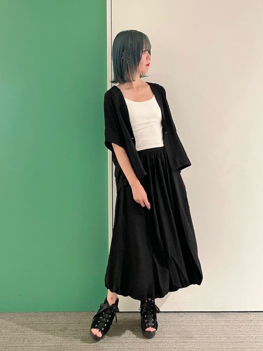 「セットアップ、夏ルックで気分アップ、シンプルコーデ、きれいめカジュアル、夏コーデ、ロングスカート、axes femme、axes femme POETIQUE、オトナ女子、ラフコーデ、30代コーデ、30代ファッション、30代後半、30代ママ、リラックススタイル」｜「axes femme POETIQUEのダブルクロスカップ付インナー（キャミソール、ホワイト系）」を使った、sach1さん（レディース・166cm）の夏コーディネートの5枚目の写真