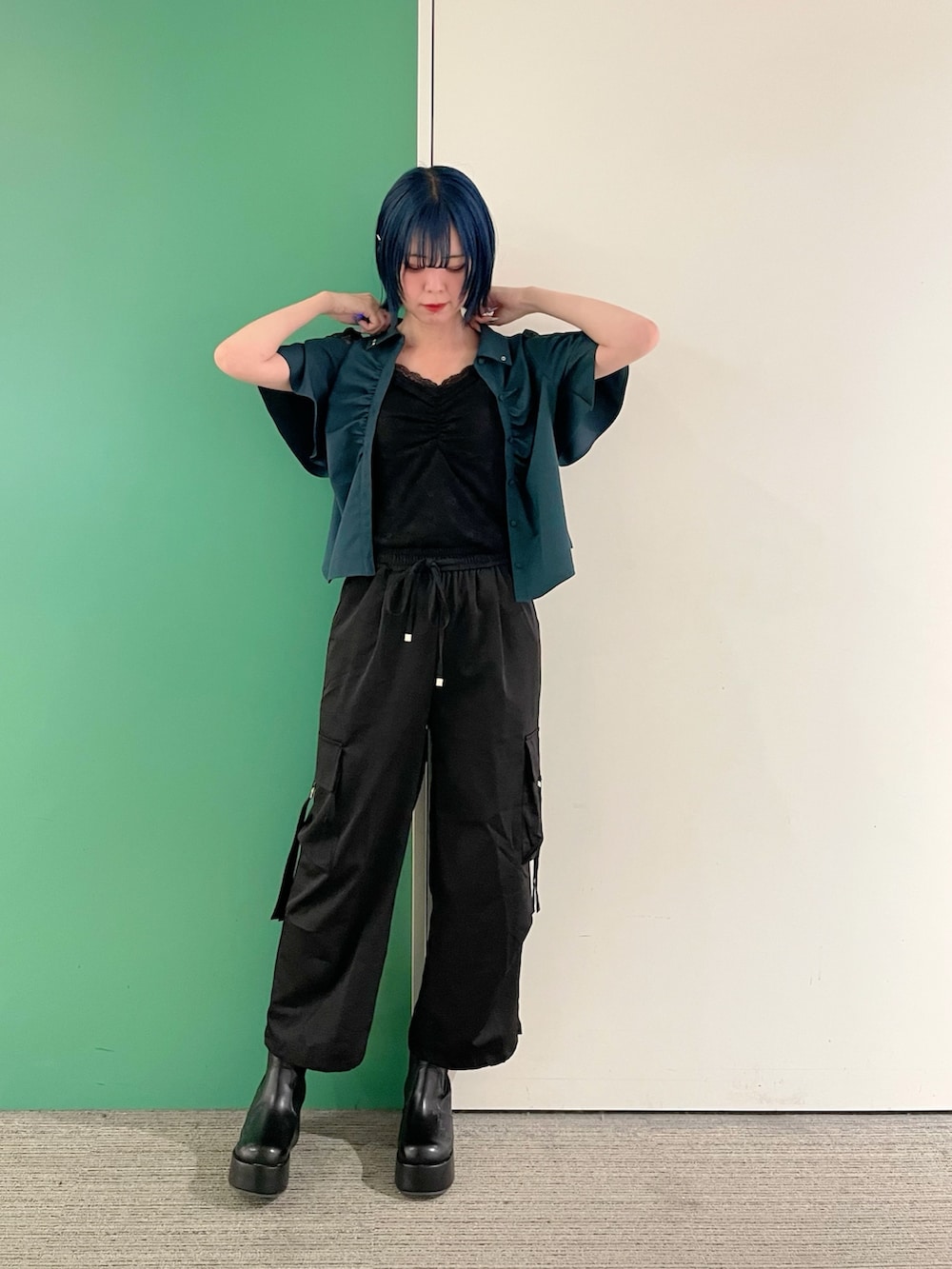 「axes femme、春服コーデ、おでかけコーデ、大人女子、シャツコーデ、30代コーデ、30代ファッション、30代ママ」｜「axes femmeのギャザー×フレアスリーブブラウス（シャツ/ブラウス、グリーン系）」を使った、sach1さん（骨格ナチュラル・レディース・166cm）の春コーディネートの4枚目の写真