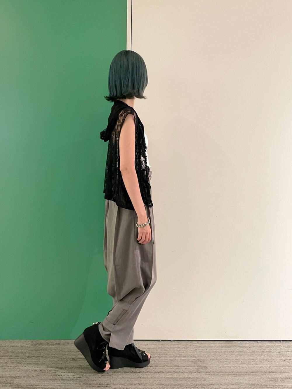 「モノトーン、ワイドパンツ、サンダル、axes femme、axes femme POETIQUE、AXES-X、きれいめコーデ、レイヤードスタイル、キャミソール、30代コーデ、30代ママ、サルエルパンツ」｜「axes femmeのツイストチェーンネックレス（ネックレス、シルバー系）」を使った、sach1さん（レディース・166cm）の春コーディネートの9枚目の写真