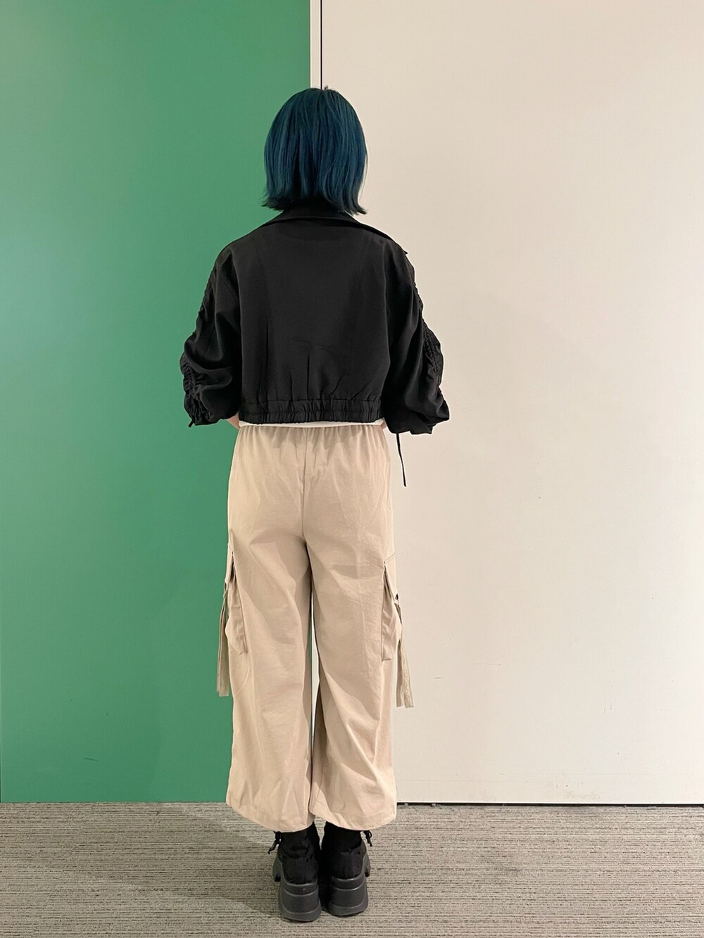 「axes femme、AXES-X、ゆるシルエット、高身長女子、楽チンコーデ、カジュアルスタイル、30代コーデ、30代ファッション、30代ママ、ブルゾン、ブルゾンコーデ、カーゴパンツ、カーゴパンツコーデ」｜「axes femmeのカップ付きストラップタンク（タンクトップ、ホワイト系）」を使った、sach1さん（レディース・166cm）の春コーディネートの6枚目の写真