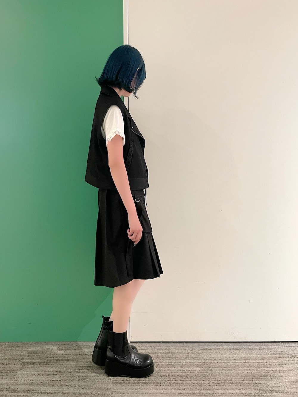 「大人カジュアル、アウトドアスタイル、axes femme、オトナカジュアル、休日スタイル、ラフコーデ、シンフルコーデ、30代コーデ、30代ファッション、30代ママ、モノトーン、モノトーンコーデ、ベストコーデ、ベストスタイル、ベスト×Tシャツ」｜「axes femmeのレース×チュール袖Ｔシャツ（Tシャツ/カットソー、ホワイト系）」を使った、sach1さん（骨格ナチュラル・レディース・166cm）の春コーディネートの3枚目の写真