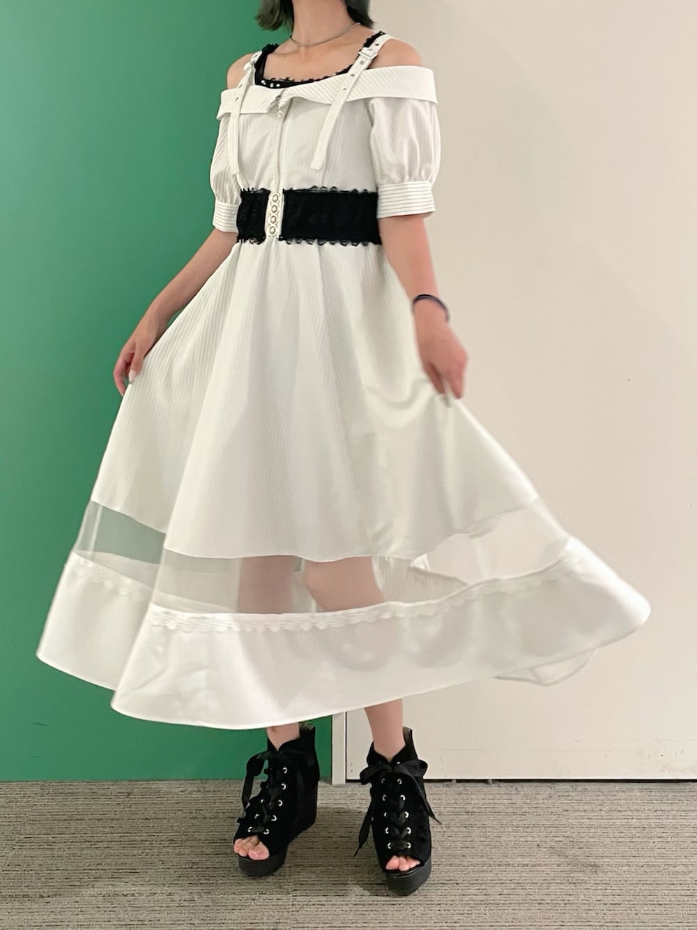 「axes femme、AXES-X、お出かけコーデ、夏、休日スタイル、大人ファッション、ストライプワンピース、ストライプ、30代コーデ、30代ファッション、30代後半」｜「axes femmeのオフショル風ストライプワンピース（ワンピース、ホワイト系）」を使った、sach1さん（レディース・166cm）の夏コーディネートの4枚目の写真