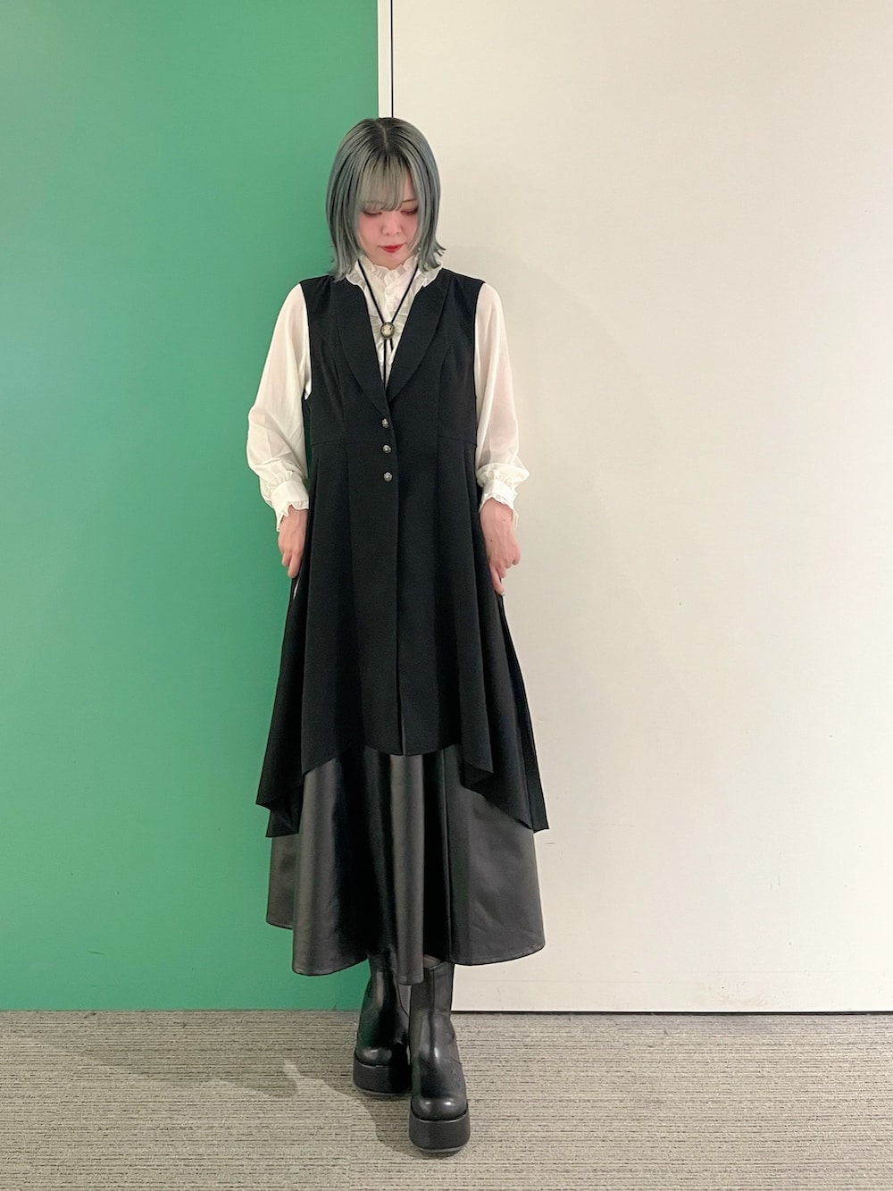 「axes femme、ブラウスコーデ、ジレ、ジレスタイル、ジレコーデ、30代コーデ、30代ファッション、30代ママ、ブラウス、ブラウス×スカート」｜「axes femmeのカメオループタイ付フリルブラウス（シャツ/ブラウス、ホワイト系）」を使った、sach1さん（骨格ナチュラル・レディース・166cm）の春コーディネートの3枚目の写真