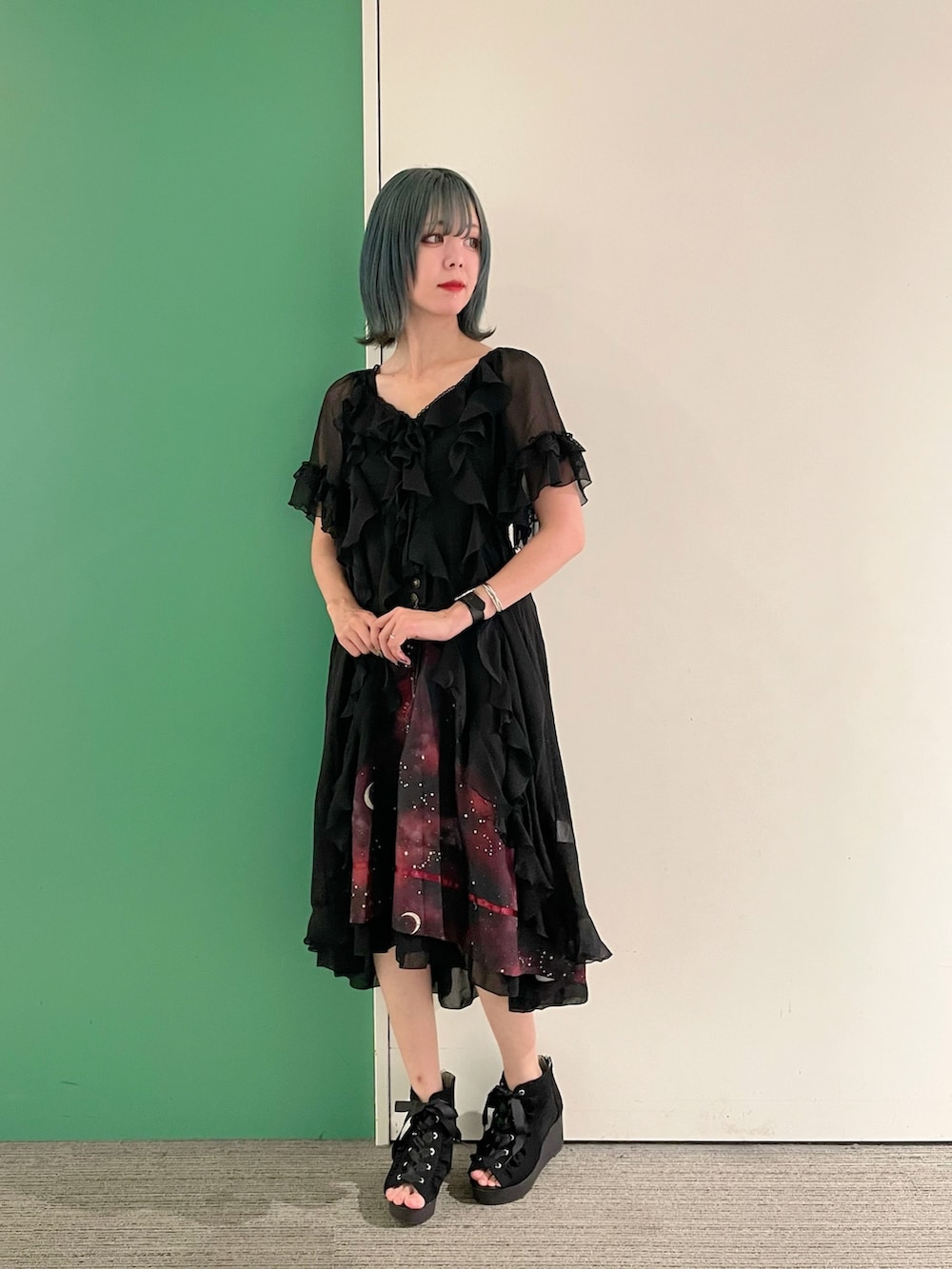 「お出かけコーデ、レイヤードスタイル、ロングスカート、axes femme、夏コーデ、大人女子、夏服コーデ、夏、高身長女子、サンダル、30代コーデ、30代ファッション、30代後半、30代ママ、ロングカーディガン」｜「axes femmeの吸水速乾フラワーレースタンク（タンクトップ、ブラック系）」を使った、sach1さん（レディース・166cm）の夏コーディネートの2枚目の写真