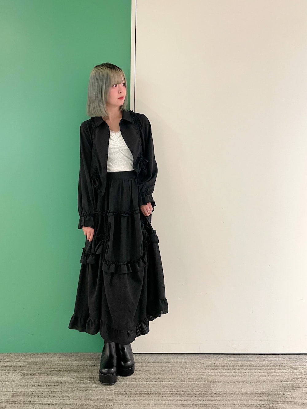 「axes femme、春、ラクチンコーデ、大人ファッション、オトナ女子、キレイめコーデ、ラフコーデ、キレイめカジュアル、楽チンコーデ、ブラック、セットアップ、セットアップコーデ、30代コーデ、30代ファッション、30代ママ」｜「axes femmeのギャザー総レースタンク（タンクトップ、ホワイト系）」を使った、sach1さん（骨格ナチュラル・レディース・166cm）の春コーディネートの3枚目の写真