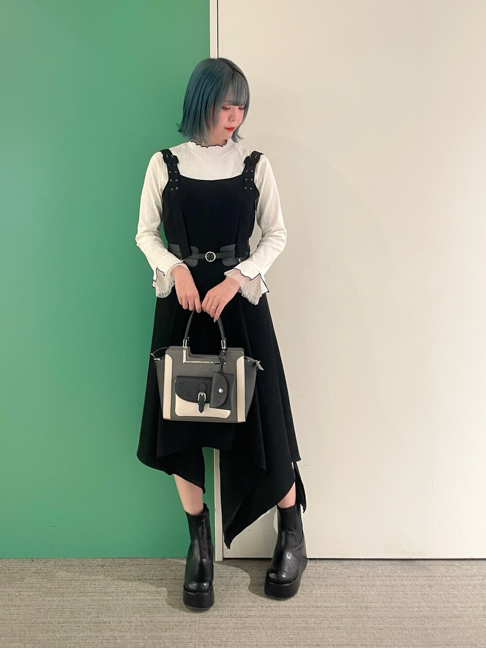 「春コーデ、axes femme、春服コーデ、おでかけコーデ、オトナカジュアル、大人ファッション、モノトーンコーデ、30代コーデ、30代ママ、イレヘムワンピース」｜「axes femmeのプリーツチュール切替リブプルオーバー（Tシャツ/カットソー、ホワイト系）」を使った、sach1さん（骨格ナチュラル・レディース・166cm）の春コーディネートの2枚目の写真