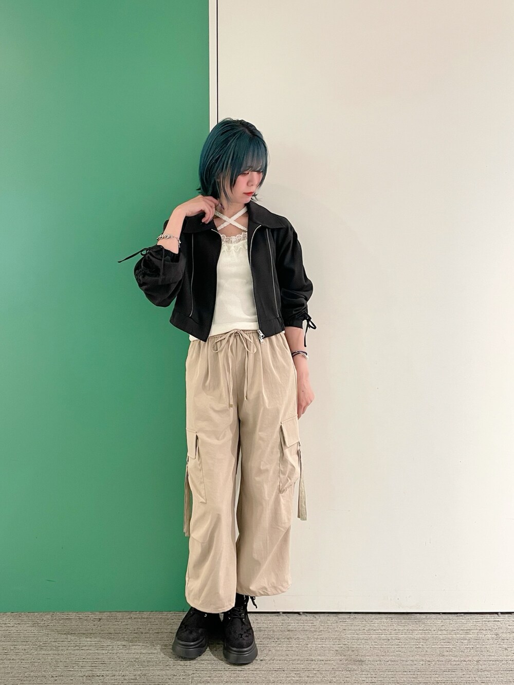 「axes femme、AXES-X、ゆるシルエット、高身長女子、楽チンコーデ、カジュアルスタイル、30代コーデ、30代ファッション、30代ママ、ブルゾン、ブルゾンコーデ、カーゴパンツ、カーゴパンツコーデ」｜「axes femmeのカップ付きストラップタンク（タンクトップ、ホワイト系）」を使った、sach1さん（レディース・166cm）の春コーディネートの4枚目の写真