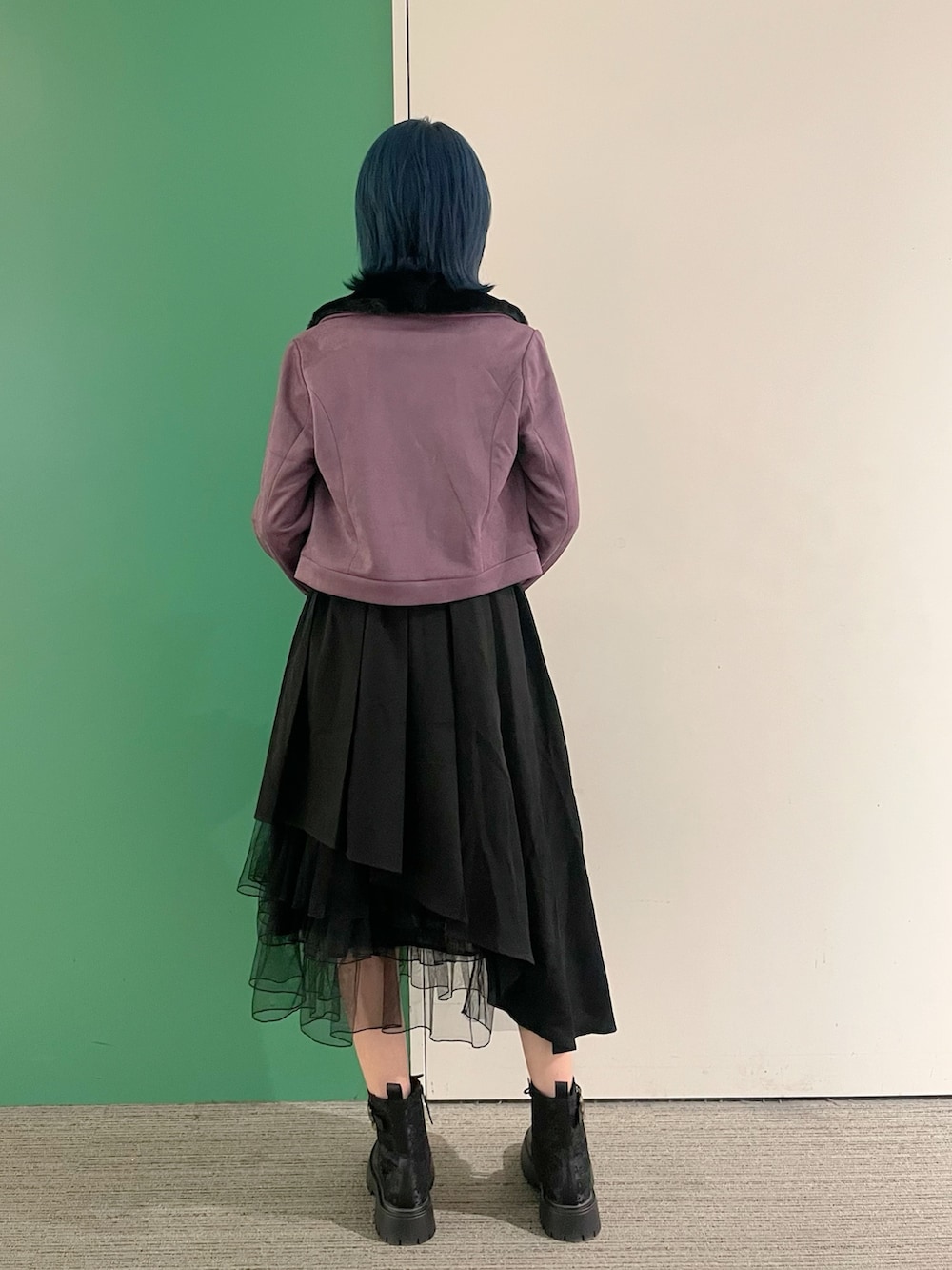 ホワイト系のキャミソール、パープル系のダッフルコート、ブラック系のスカートを着用したレディースの秋コーディネートの8枚目の写真