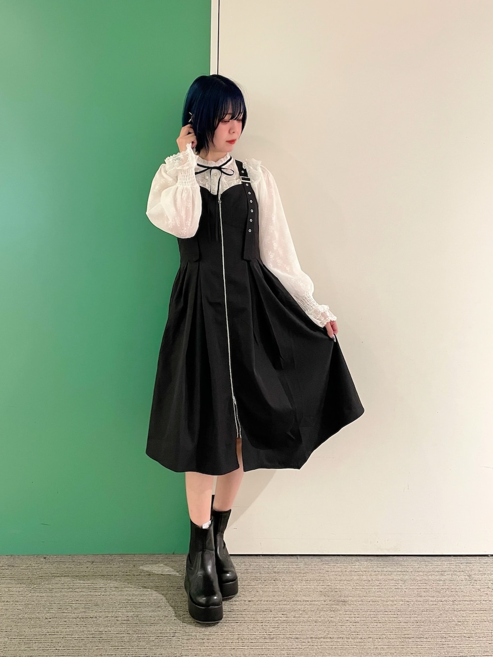 「axes femme、シンプル・ベーシック、ワンピーススタイル、大人かわいい、30代コーデ、30代ファッション、30代ママ、モノトーン、モノトーンコーデ」｜「axes femmeのレース×シフォンフリルブラウス（シャツ/ブラウス、ホワイト系）」を使った、sach1さん（骨格ナチュラル・レディース・166cm）の春コーディネートの3枚目の写真