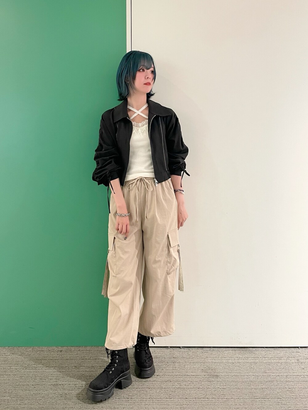 「axes femme、AXES-X、ゆるシルエット、高身長女子、楽チンコーデ、カジュアルスタイル、30代コーデ、30代ファッション、30代ママ、ブルゾン、ブルゾンコーデ、カーゴパンツ、カーゴパンツコーデ」｜「axes femmeのカップ付きストラップタンク（タンクトップ、ホワイト系）」を使った、sach1さん（レディース・166cm）の春コーディネートの3枚目の写真
