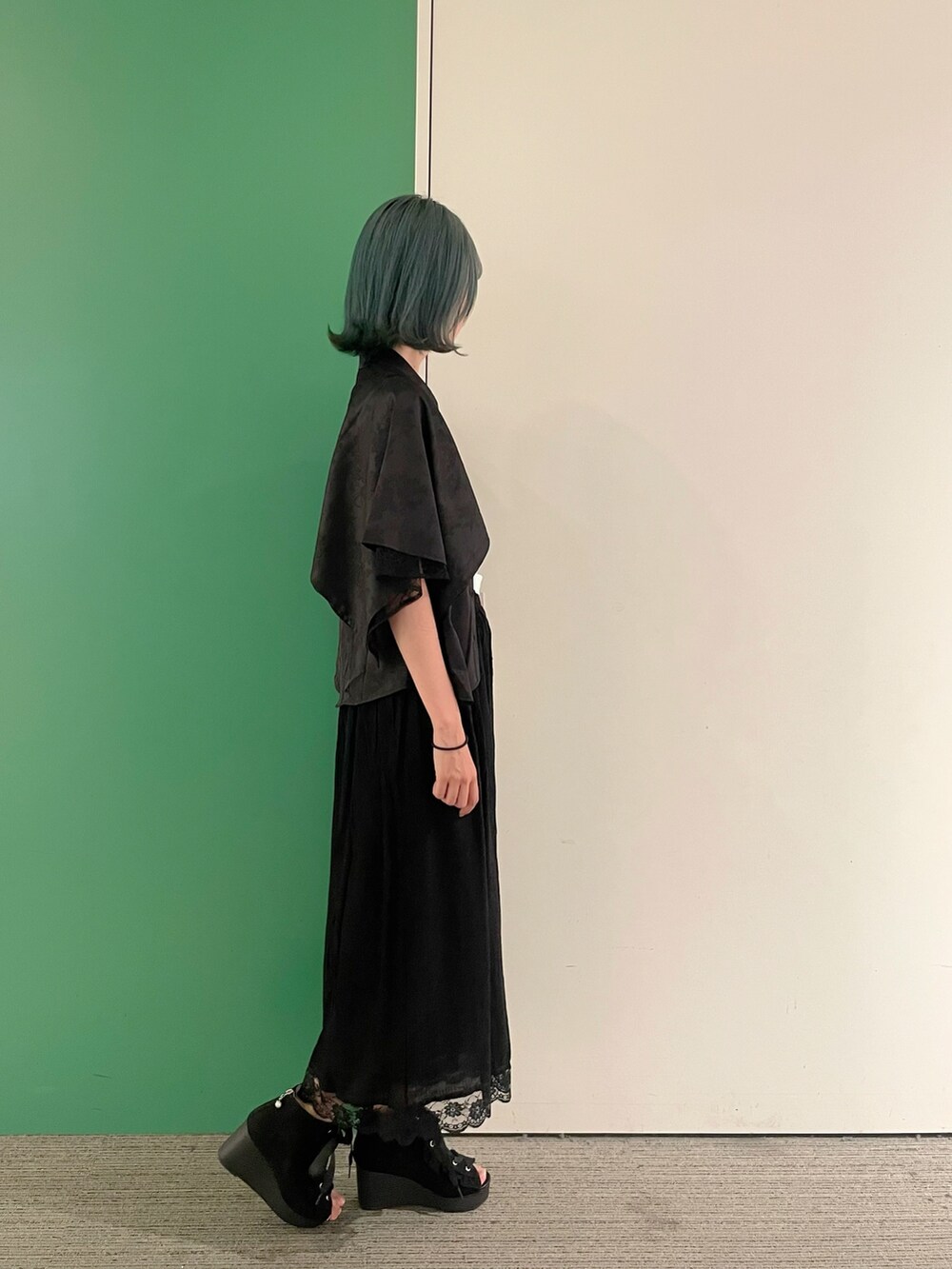 「ワイドパンツ、サンダル、axes femme、axes femme POETIQUE、モノトーン、モノトーンコーデ、30代コーデ、30代ママ、チャイナシャツ、楊柳パンツ」｜「axes femme POETIQUEのダブルクロスカップ付インナー（キャミソール、ホワイト系）」を使った、sach1さん（レディース・166cm）の春コーディネートの3枚目の写真
