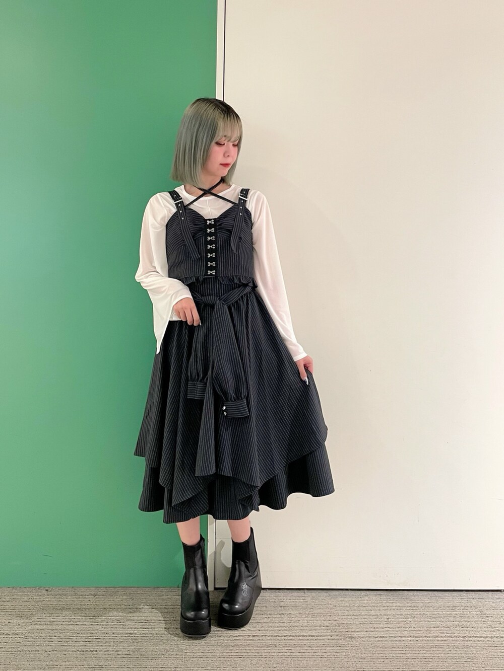 「axes femme、春、オトナ女子、キレイめコーデ、ラフコーデ、キレイめカジュアル、スカートスタイル、ストライプ、30代コーデ、30代ファッション、30代ママ、セットアップ」｜「axes femmeのコルセット風デザインビスチェ（ベスト、ブルー系）」を使った、sach1さん（骨格ナチュラル・レディース・166cm）の春コーディネートの3枚目の写真