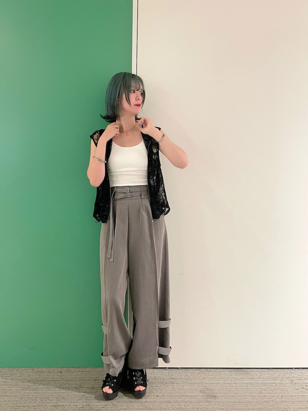 「モノトーン、ワイドパンツ、サンダル、axes femme、axes femme POETIQUE、AXES-X、きれいめコーデ、レイヤードスタイル、キャミソール、30代コーデ、30代ママ、サルエルパンツ」｜「axes femmeのツイストチェーンネックレス（ネックレス、シルバー系）」を使った、sach1さん（レディース・166cm）の春コーディネートの7枚目の写真