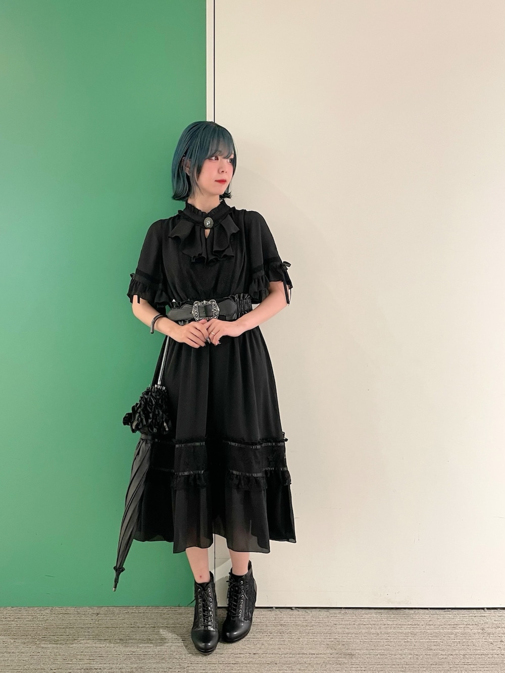 「axes femme、大人可愛い、夏コーデ、高身長女子、ワントーンコーデ、30代コーデ、オールブラック、ブラックコーデ、ブラックワンピース、黒コーデ、30代ファッション、30代ママ」｜「axes femmeのカメオ付フレア袖ワンピース（ワンピース、ブラック系）」を使った、sach1さん（レディース・166cm）の春コーディネートの2枚目の写真