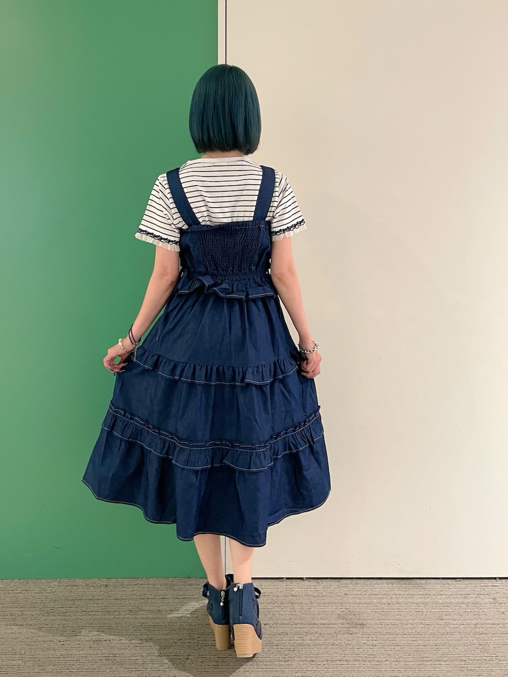「サンダル、デニム、きれいめカジュアル、axes femme、オトナカジュアル、大人カジュアルコーデ、オトナカワイイ、夏、デニムコーデ、厚底サンダル、高身長女子、Tシャツコーデ、ボーダートップス、ボーダーTシャツ、30代ママ」｜「axes femmeのフリルデザインジャンスカ（ジャンパースカート、ブルー系）」を使った、sach1さん（レディース・166cm）の春コーディネートの5枚目の写真