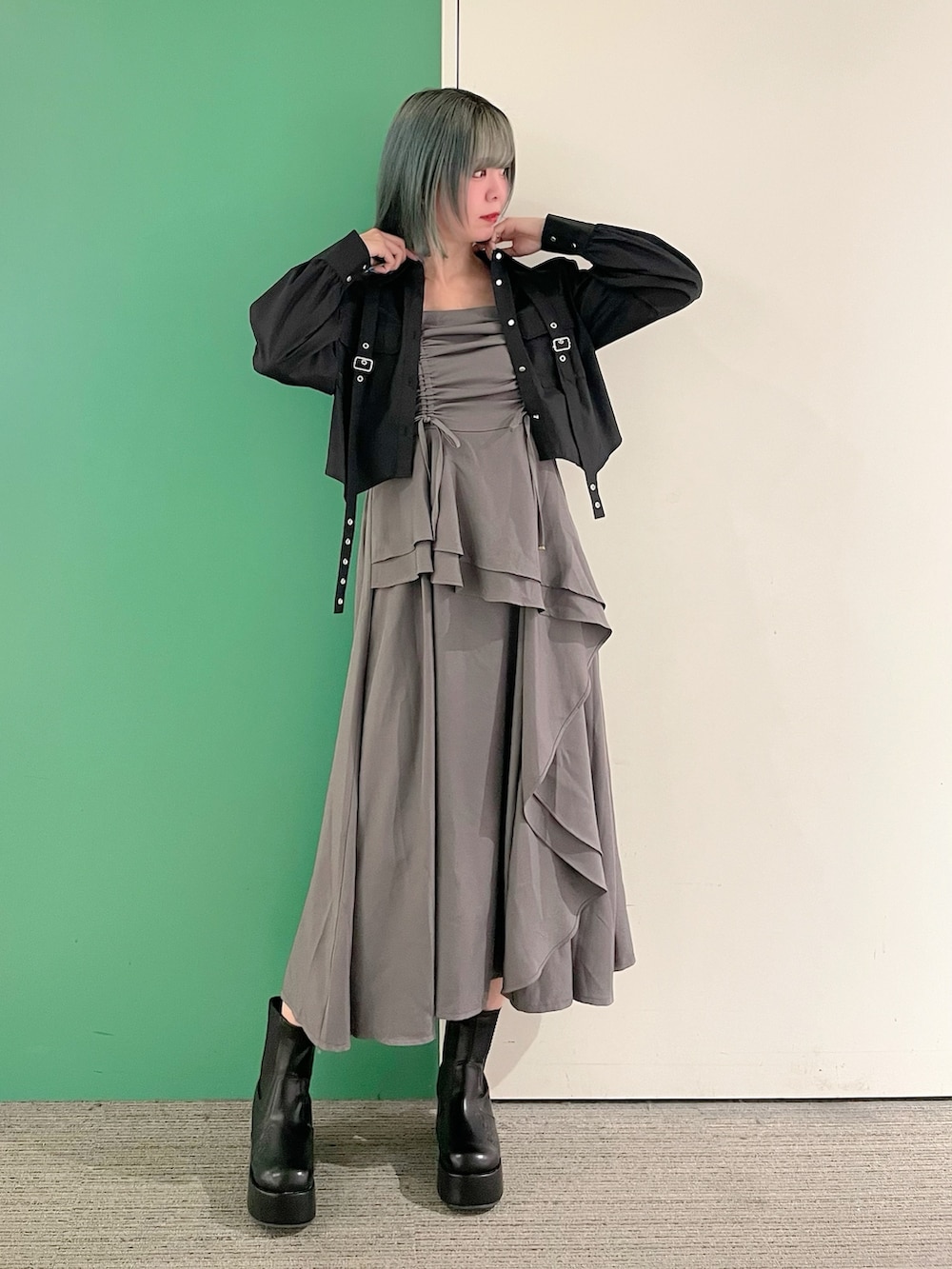 「axes femme、おでかけコーデ、春、シャツコーデ、モノトーン、モノトーンコーデ、モノトーンスタイル、ハトメシャツ、30代コーデ、30代ファッション、30代ママ」｜「axes femmeのハトメ使いショートシャツ（シャツ/ブラウス、ブラック系）」を使った、sach1さん（骨格ナチュラル・レディース・166cm）の春コーディネートの4枚目の写真