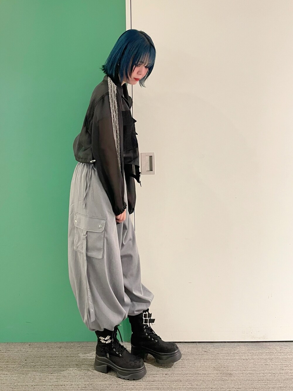 「axes femme、ゆるシルエット、高身長女子、ストリート、楽チンコーデ、カジュアルスタイル、30代コーデ、シアー、トラックジャケット、30代ファッション、30代ママ、カーゴパンツ、カーゴパンツコーデ」｜「axes femmeのシアートラックジャケット（ブルゾン、ブラック系）」を使った、sach1さん（レディース・166cm）の春コーディネートの4枚目の写真