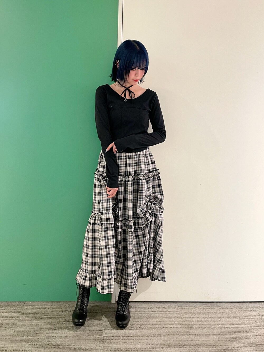 「チェック、axes femme、春ファッション、着回しコーデ、大人カジュアルコーデ、スカートスタイル、30代コーデ、30代ママ、30代ファッション、ゆるコーデ、大人女子、大人可愛い」｜「axes femmeのチョーカー付コルセット風プルオーバー（Tシャツ/カットソー、ブラック系）」を使った、sach1さん（骨格ナチュラル・レディース・166cm）の春コーディネートの4枚目の写真