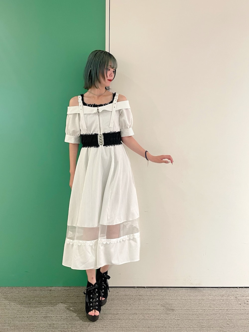 「axes femme、AXES-X、お出かけコーデ、夏、休日スタイル、大人ファッション、ストライプワンピース、ストライプ、30代コーデ、30代ファッション、30代後半」｜「axes femmeのオフショル風ストライプワンピース（ワンピース、ホワイト系）」を使った、sach1さん（レディース・166cm）の夏コーディネートの3枚目の写真