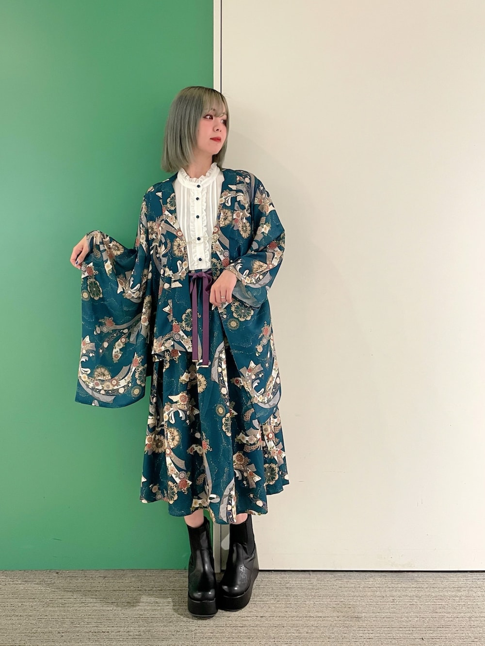 「axes femme、大人ファッション、オトナ女子、キレイめコーデ、和柄、和洋折衷、和風、和洋ミックス、和モダン、30代コーデ、30代ファッション、30代ママ」｜「axes femmeの燦爛柄羽織（カーディガン/ボレロ、ブルー系）」を使った、sach1さん（骨格ナチュラル・レディース・166cm）の春コーディネートの2枚目の写真