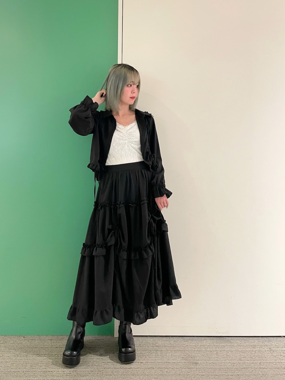 「axes femme、春、ラクチンコーデ、大人ファッション、オトナ女子、キレイめコーデ、ラフコーデ、キレイめカジュアル、楽チンコーデ、ブラック、セットアップ、セットアップコーデ、30代コーデ、30代ファッション、30代ママ」｜「axes femmeのギャザー総レースタンク（タンクトップ、ホワイト系）」を使った、sach1さん（骨格ナチュラル・レディース・166cm）の春コーディネートの2枚目の写真