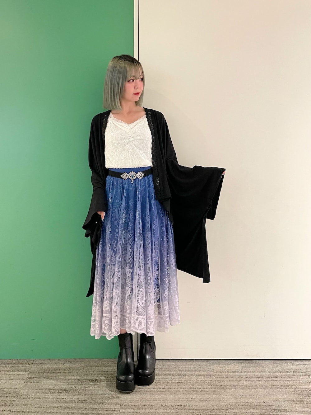 「axes femme、初夏コーデ、おでかけコーデ、オトナ女子、休日スタイル、大人ファッション、ママファッション、ロングスカート、30代コーデ、30代ファッション、30代ママ」｜「axes femmeのバラ釦付ＵＶイレヘムポンチョ（レインコート/ポンチョ、ブラック系）」を使った、sach1さん（骨格ナチュラル・レディース・166cm）の春コーディネートの2枚目の写真