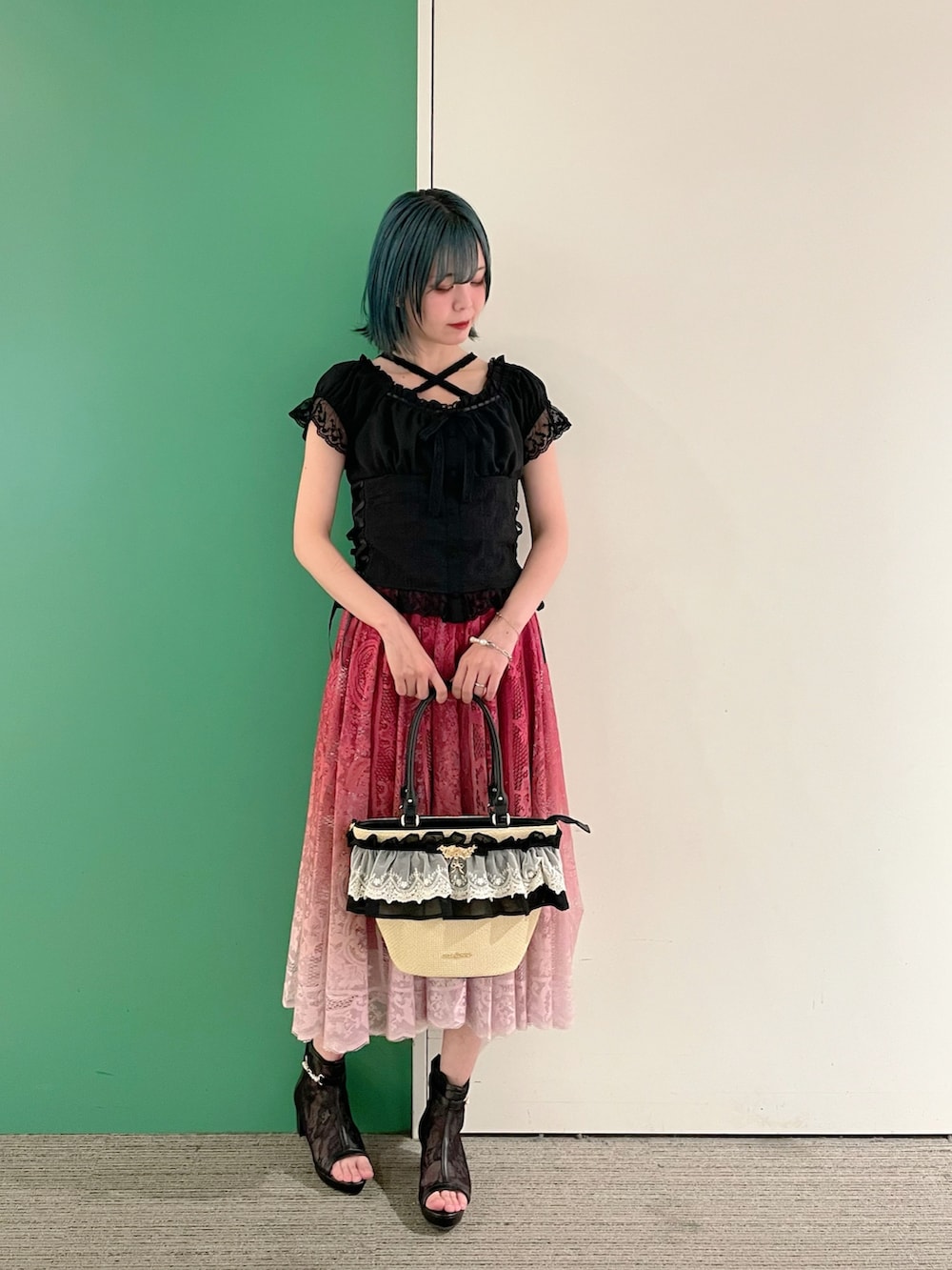 「サンダル、axes femme、カタログ掲載アイテム_axes femme、大人コーデ、ロングスカート、30代コーデ、フェミニンコーデ、30代ファッション、30代ママ、グラデーション」｜「axes femmeのカップ付きストラップタンク（タンクトップ、ブラック系）」を使った、sach1さん（レディース・166cm）の春コーディネートの3枚目の写真