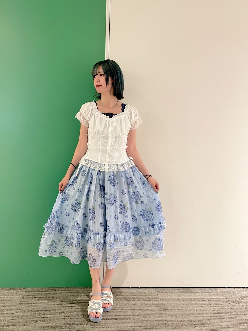 「雨の日コーデ、サンダル、axes femme、きれいめコーデ、夏服コーデ、レディースファッション、レイヤードスタイル、30代コーデ、30代ママ、あじさい柄、梅雨コーデ」｜「axes femmeの吸水速乾２ＷＡＹリブタンク（タンクトップ、ブルー系）」を使った、sach1さん（レディース・166cm）の春コーディネートの3枚目の写真