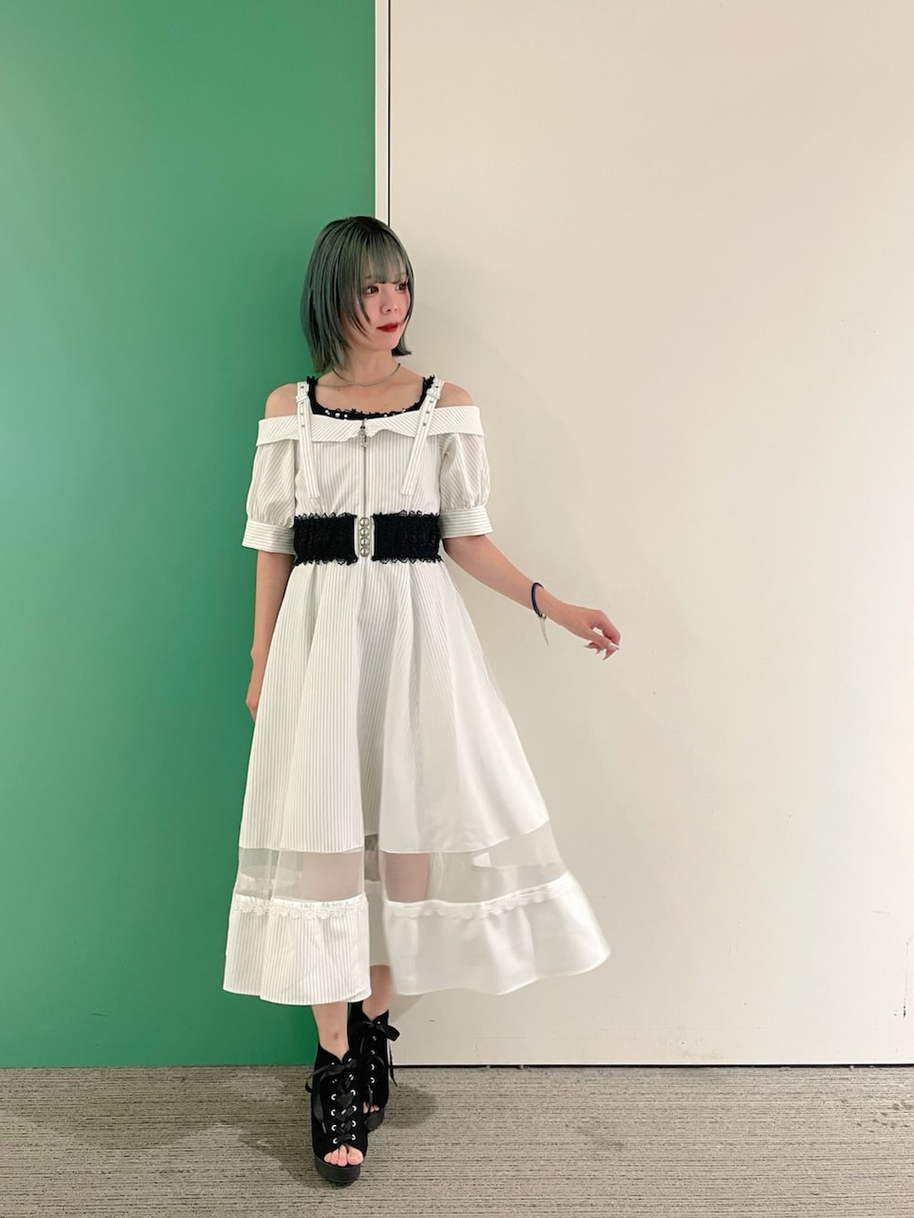 「axes femme、AXES-X、お出かけコーデ、夏、休日スタイル、大人ファッション、ストライプワンピース、ストライプ、30代コーデ、30代ファッション、30代後半」｜「axes femmeのオフショル風ストライプワンピース（ワンピース、ホワイト系）」を使った、sach1さん（レディース・166cm）の夏コーディネートの2枚目の写真
