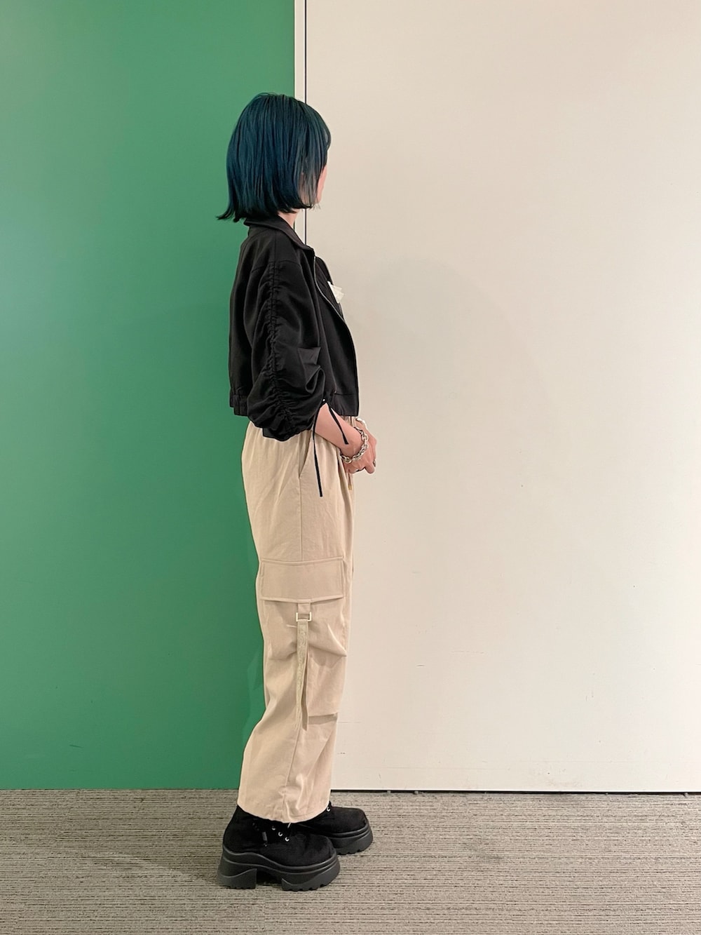 「axes femme、AXES-X、ゆるシルエット、高身長女子、楽チンコーデ、カジュアルスタイル、30代コーデ、30代ファッション、30代ママ、ブルゾン、ブルゾンコーデ、カーゴパンツ、カーゴパンツコーデ」｜「axes femmeのカップ付きストラップタンク（タンクトップ、ホワイト系）」を使った、sach1さん（レディース・166cm）の春コーディネートの7枚目の写真