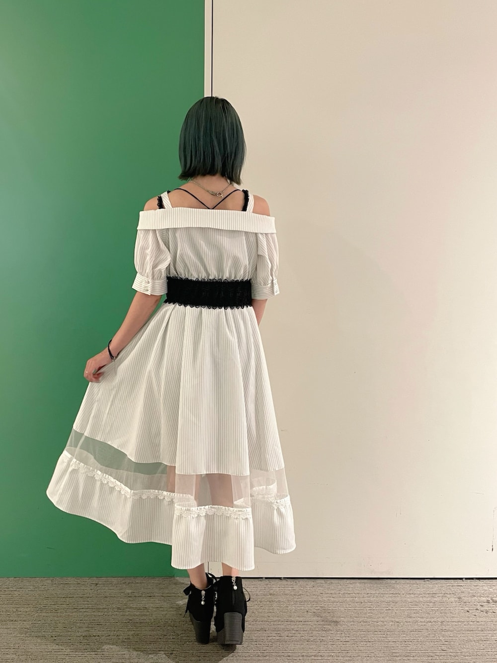 「axes femme、AXES-X、お出かけコーデ、夏、休日スタイル、大人ファッション、ストライプワンピース、ストライプ、30代コーデ、30代ファッション、30代後半」｜「axes femmeのオフショル風ストライプワンピース（ワンピース、ホワイト系）」を使った、sach1さん（レディース・166cm）の夏コーディネートの7枚目の写真