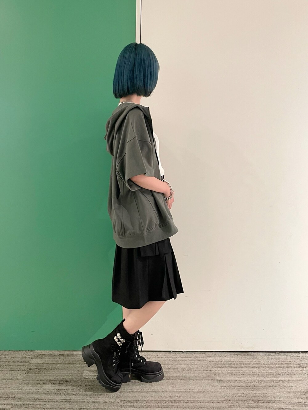 「axes femme、AXES-X、オトナカジュアル、おでかけコーデ、シンプルスタイル、キレイめカジュアル、初夏コーデ、大人ファッション、30代コーデ、30代ファッション、30代ママ、ハーフパンツ、アクセサリー重ね付け、高身長、高身長コーデ」|「axes femmeのツイストチェーンネックレス(ネックレス、シルバー系)」を使った、sach1さん(レディース・166cm)の春コーディネートの7枚目の写真