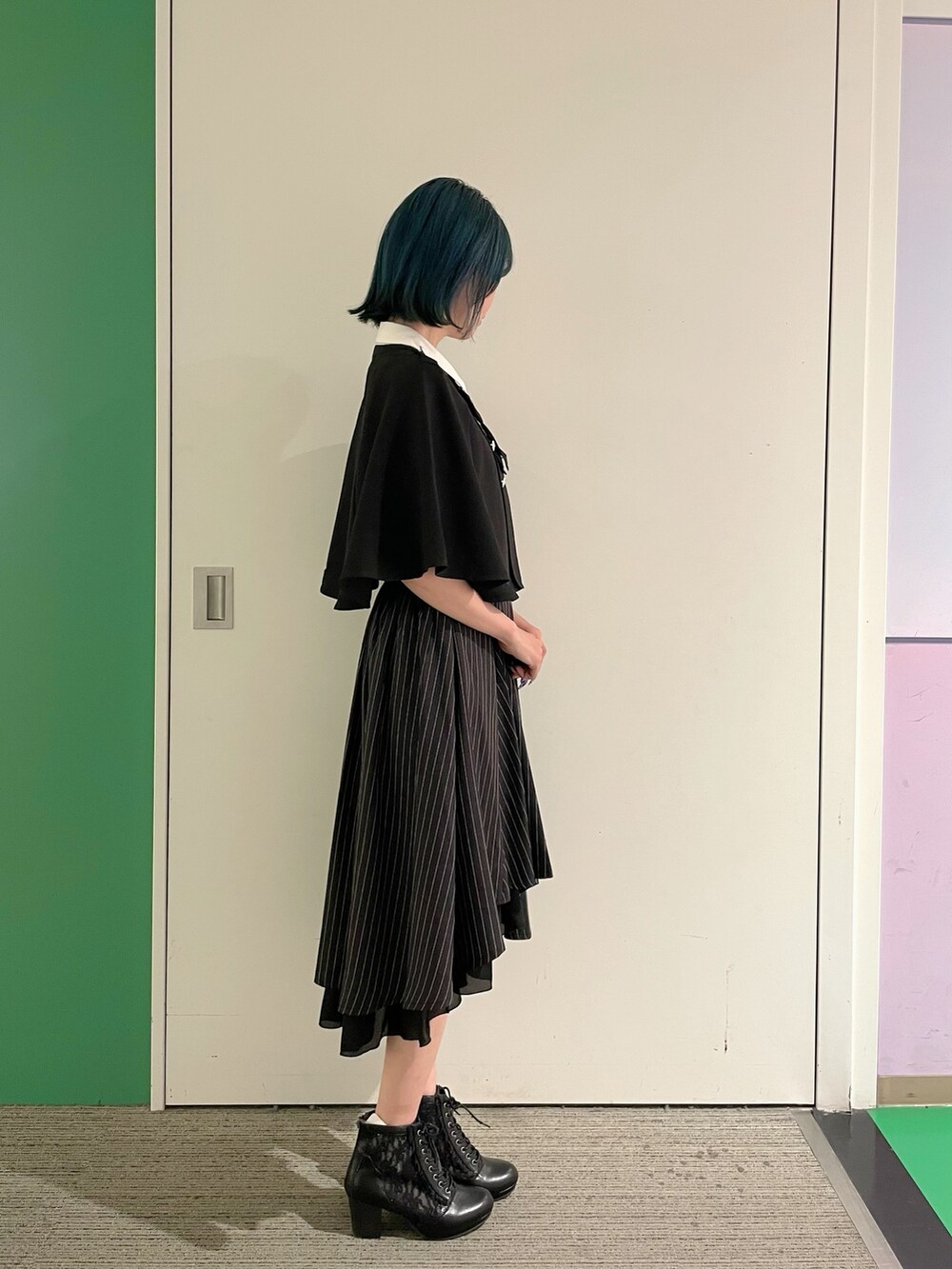 「モノトーン、axes femme、リボン、セットアップ、セットアップスタイル、セットアップコーデ、30代コーデ、30代ファッション、30代ママ、ケープ」｜「axes femmeのチェーン付ダブルバラ釦ケープ（ベスト、ブラック系）」を使った、sach1さん（レディース・166cm）の春コーディネートの5枚目の写真