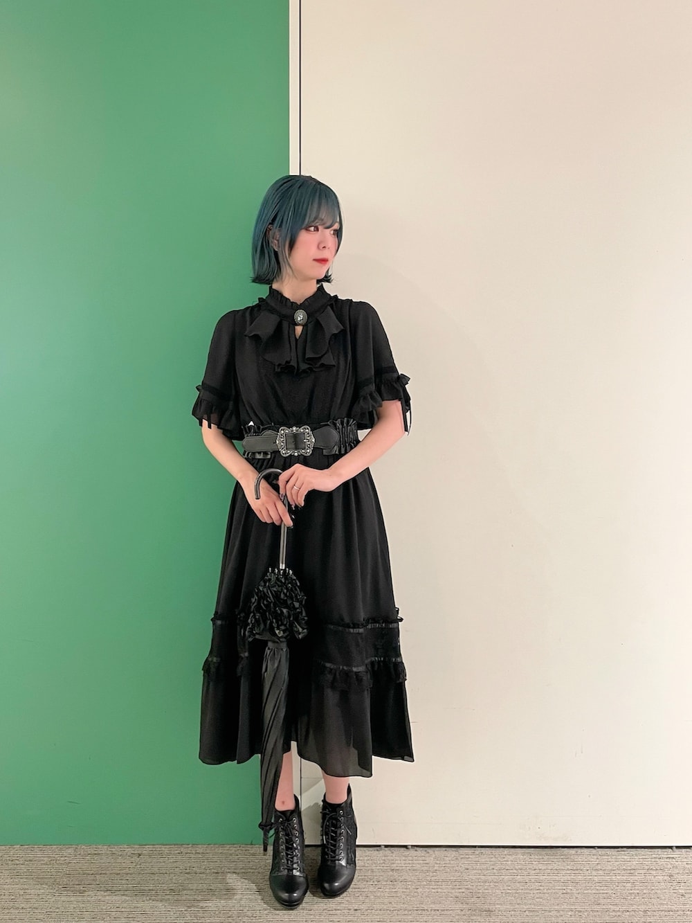 「axes femme、大人可愛い、夏コーデ、高身長女子、ワントーンコーデ、30代コーデ、オールブラック、ブラックコーデ、ブラックワンピース、黒コーデ、30代ファッション、30代ママ」｜「axes femmeのカメオ付フレア袖ワンピース（ワンピース、ブラック系）」を使った、sach1さん（レディース・166cm）の春コーディネートの4枚目の写真