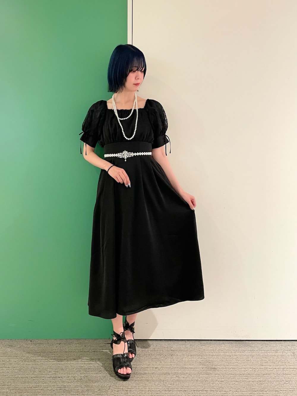 「axes femme、大人可愛い、夏コーデ、高身長女子、楽チンコーデ、ワントーンコーデ、30代コーデ、ワンピーススタイル、オールブラック、黒コーデ、サンダルコーデ、パールネックレス、パールアクセ、30代ファッション、30代ママ」｜「axes femmeのレース袖スクエアネックワンピース（ワンピース、ブラック系）」を使った、sach1さん（レディース・166cm）の春コーディネートの2枚目の写真